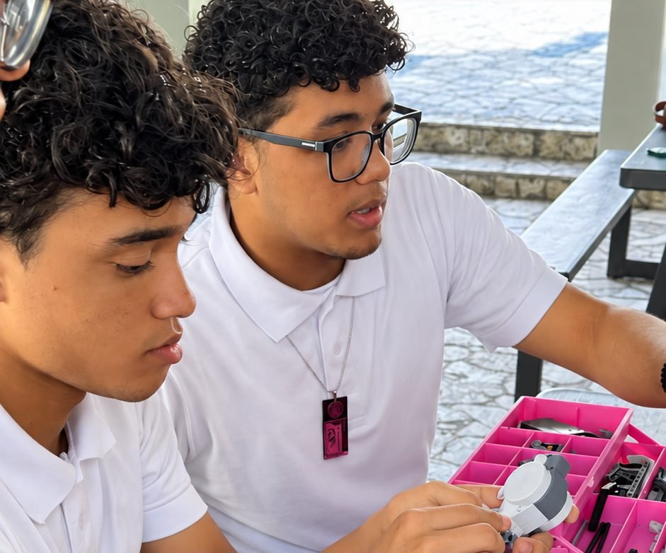 Estudiantes armando un robot en clase
