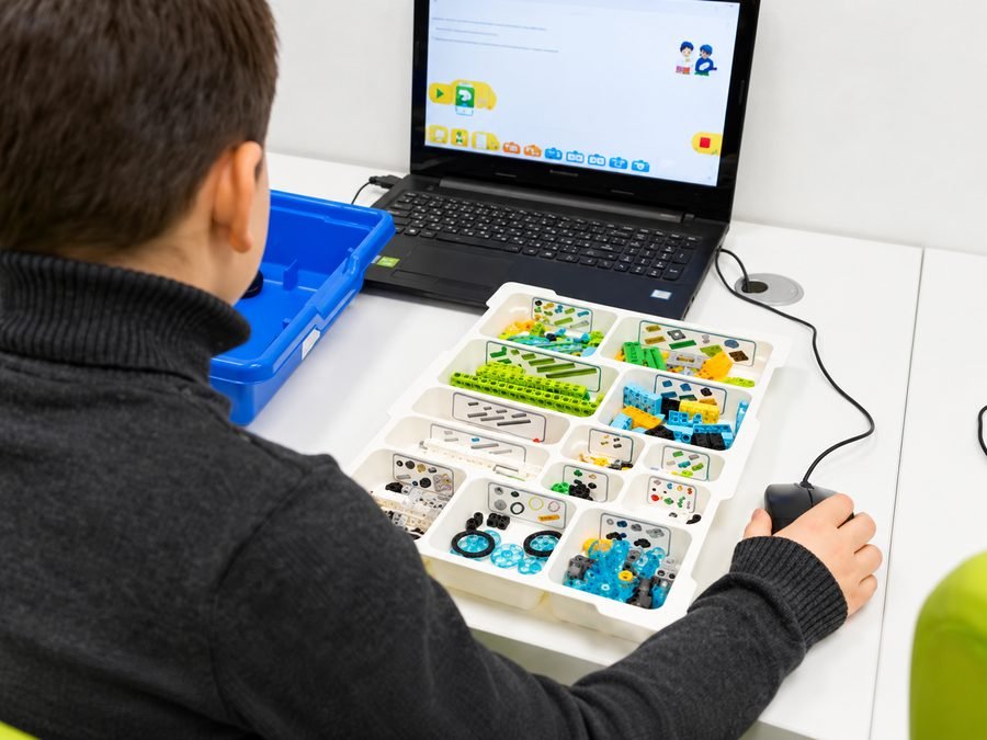 Estudiante con kit LEGO WeDo 2.0