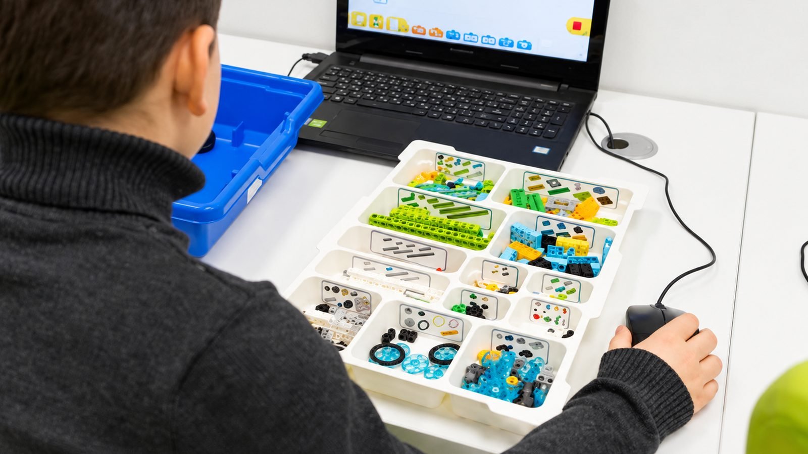 Estudiante programando con LEGO WeDo 2.0